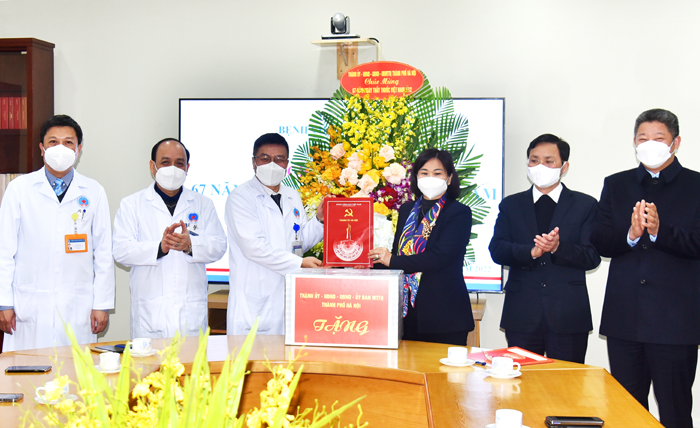 Lãnh đạo thành phố Hà Nôi thăm, chúc mừng các Bênh viện, cơ sở y tế
